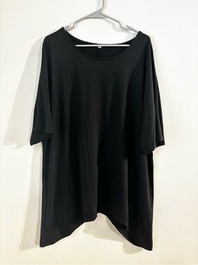 Classic Black Women's Scoop Neck Top with Asymmetrical Hem